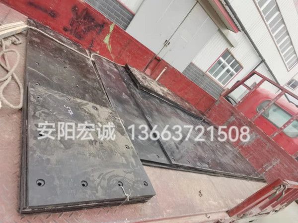 自卸車(chē)車(chē)底滑板發(fā)貨南寧，安陽(yáng)宏誠(chéng)自卸車(chē)車(chē)底滑板卸車(chē)沒(méi)煩惱！